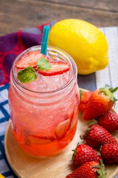 Soda italiana de fresa con limón servida en mason jar con popote

